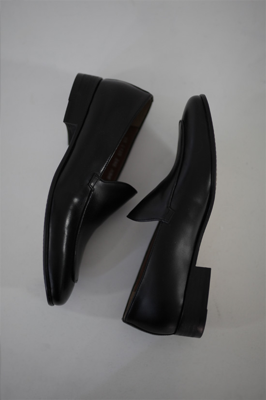 sleek leather loafer